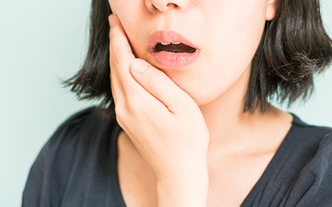 痛みが強かったり、繰り返したりする場合は抜歯を検討しましょう。